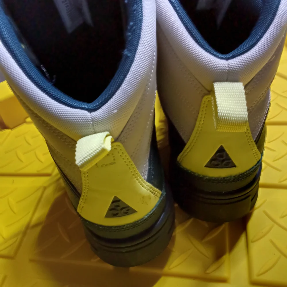 Nike Woodside 2 High ACG Big Kids Boots/Size 7Y